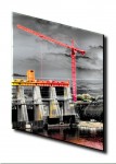 Photographie représentant une grue sur barrage retouchée numériquement
